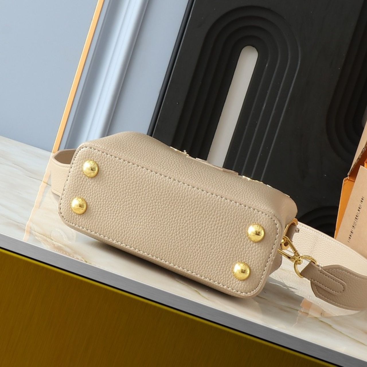 Louis Vuitton Capucines Mini Galet 20Cm M11342 - Image 5