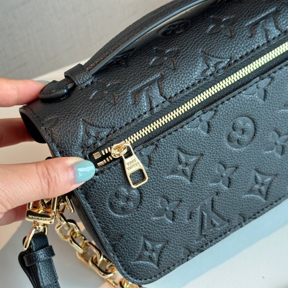 Copy of 1000 x 1000 (Detail) (38)