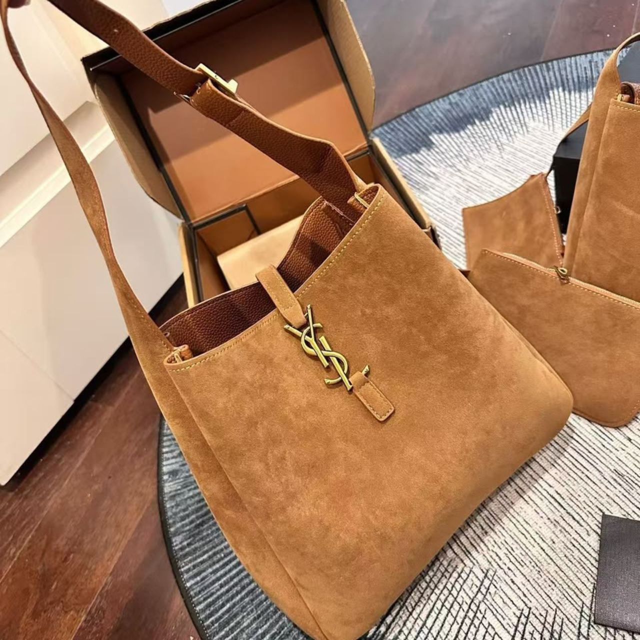 Saint Laurent Le 5 A 7 Supple In Suede Golden Brown 24Cm - Image 2