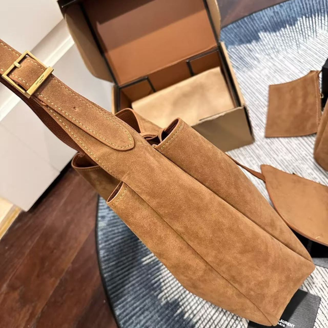 Saint Laurent Le 5 A 7 Supple In Suede Golden Brown 24Cm - Image 4