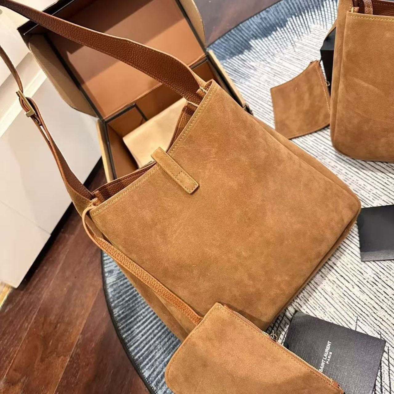 Saint Laurent Le 5 A 7 Supple In Suede Golden Brown 24Cm - Image 5