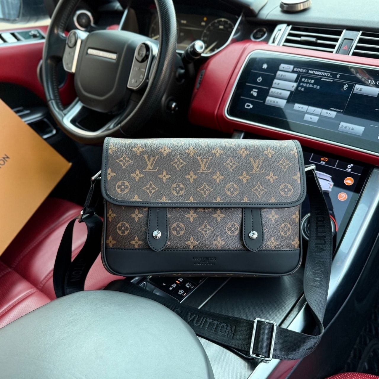 Louis Vuitton Messenger Bag Monogram Brown 29cm - Image 3