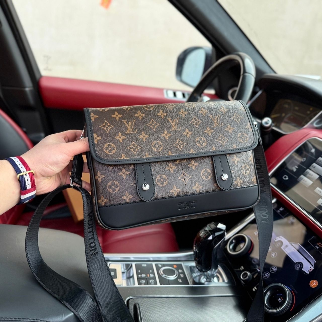 Louis Vuitton Messenger Bag Monogram Brown 29cm - Image 5
