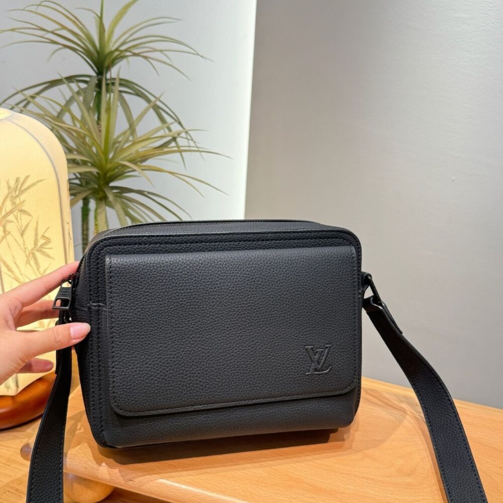 Alternative view of Louis Vuitton Boarding Messenger Black 24cm M15265
