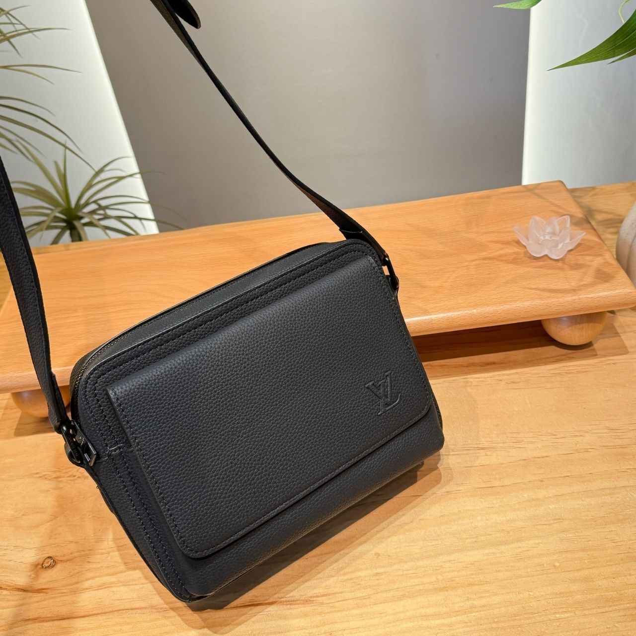 Louis Vuitton Boarding Messenger Black 24cm M15265 - Image 5