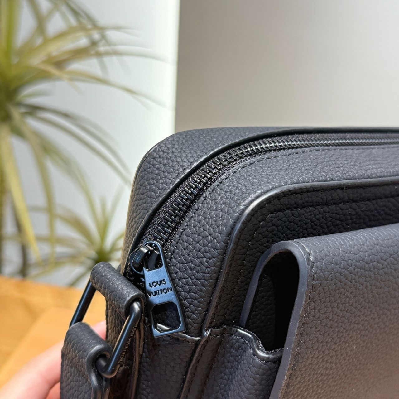 Louis Vuitton Boarding Messenger Black 24cm M15265 - Image 8