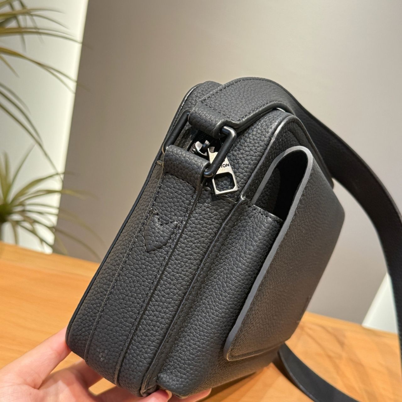 Louis Vuitton Boarding Messenger Black 24cm M15265 - Image 7