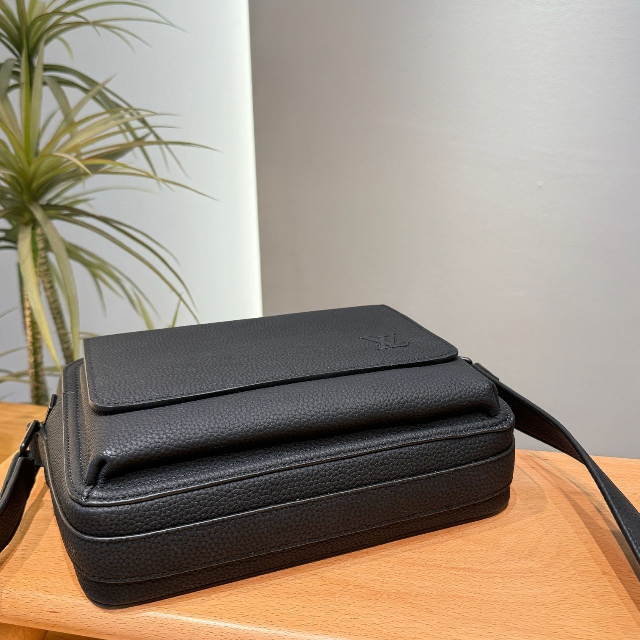 Louis Vuitton Boarding Messenger Black 24cm M15265 - Image 4