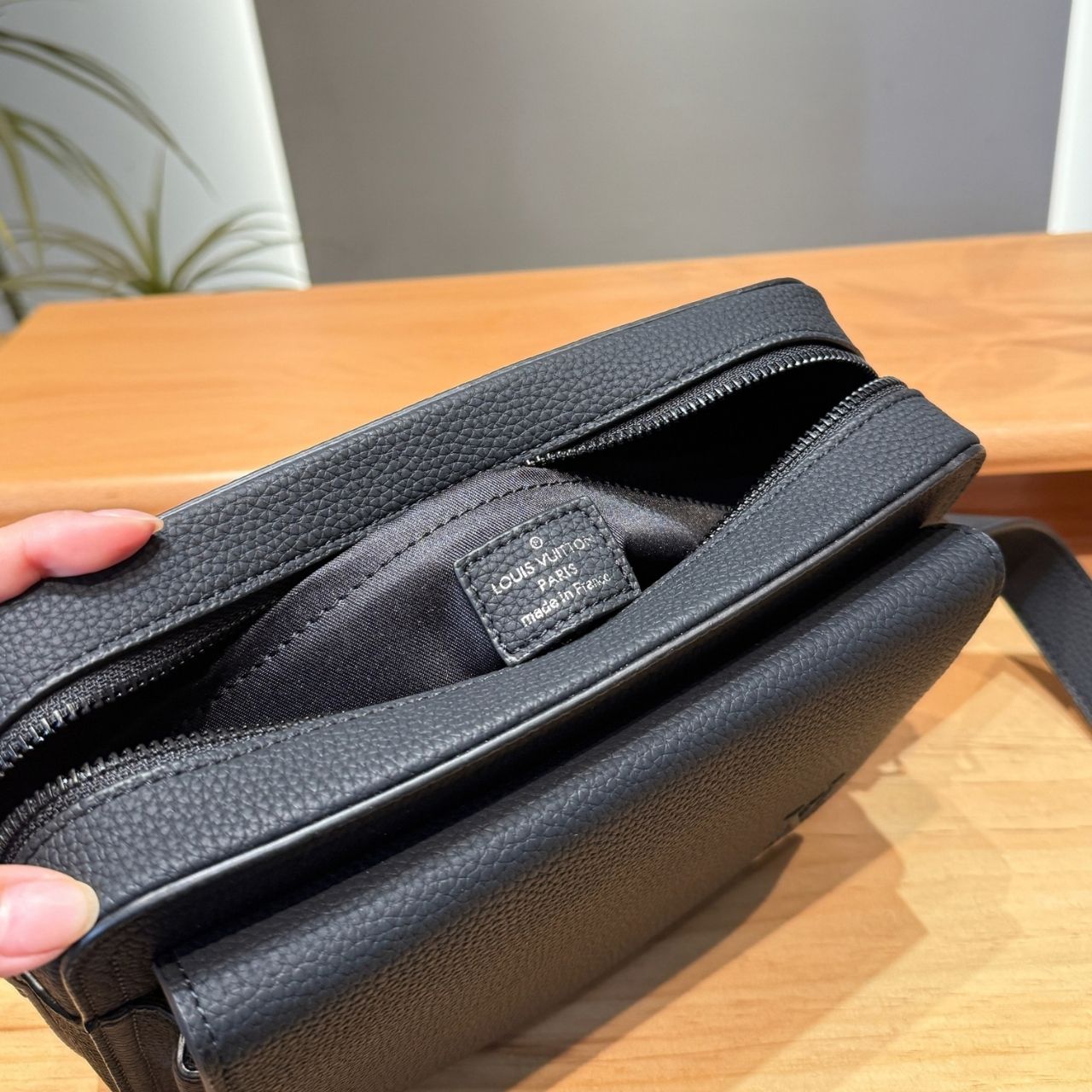 Louis Vuitton Boarding Messenger Black 24cm M15265 - Image 6