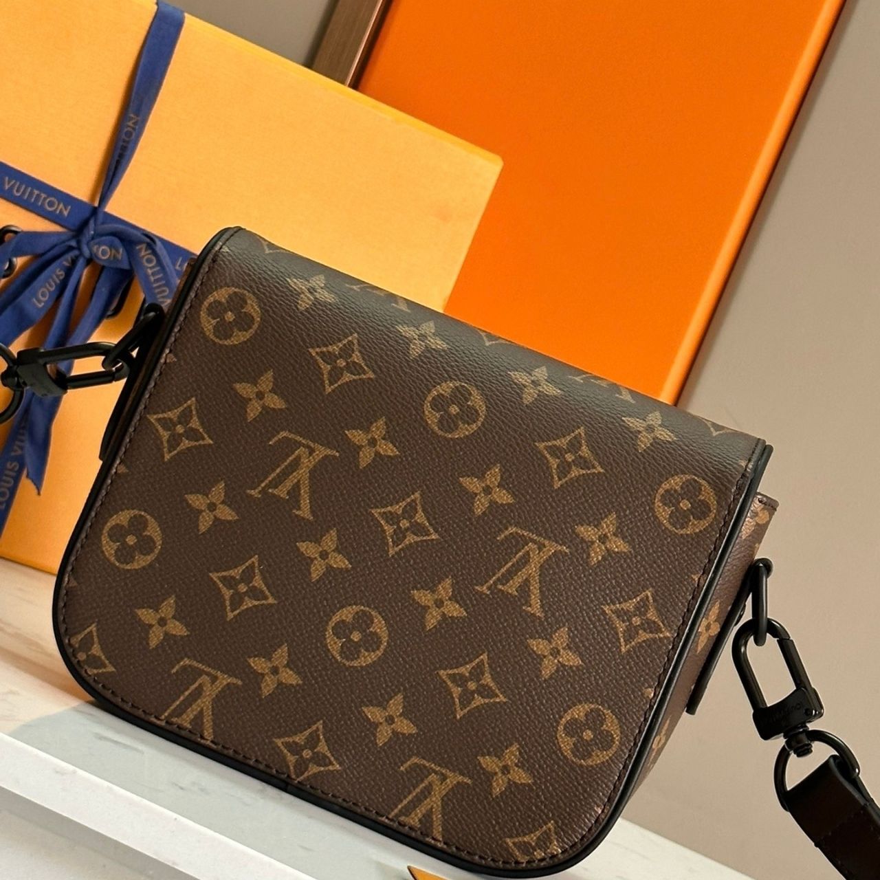 Louis Vuitton Montsouris Messenger PM Monogram Macassar 20cm M47060 - Image 5
