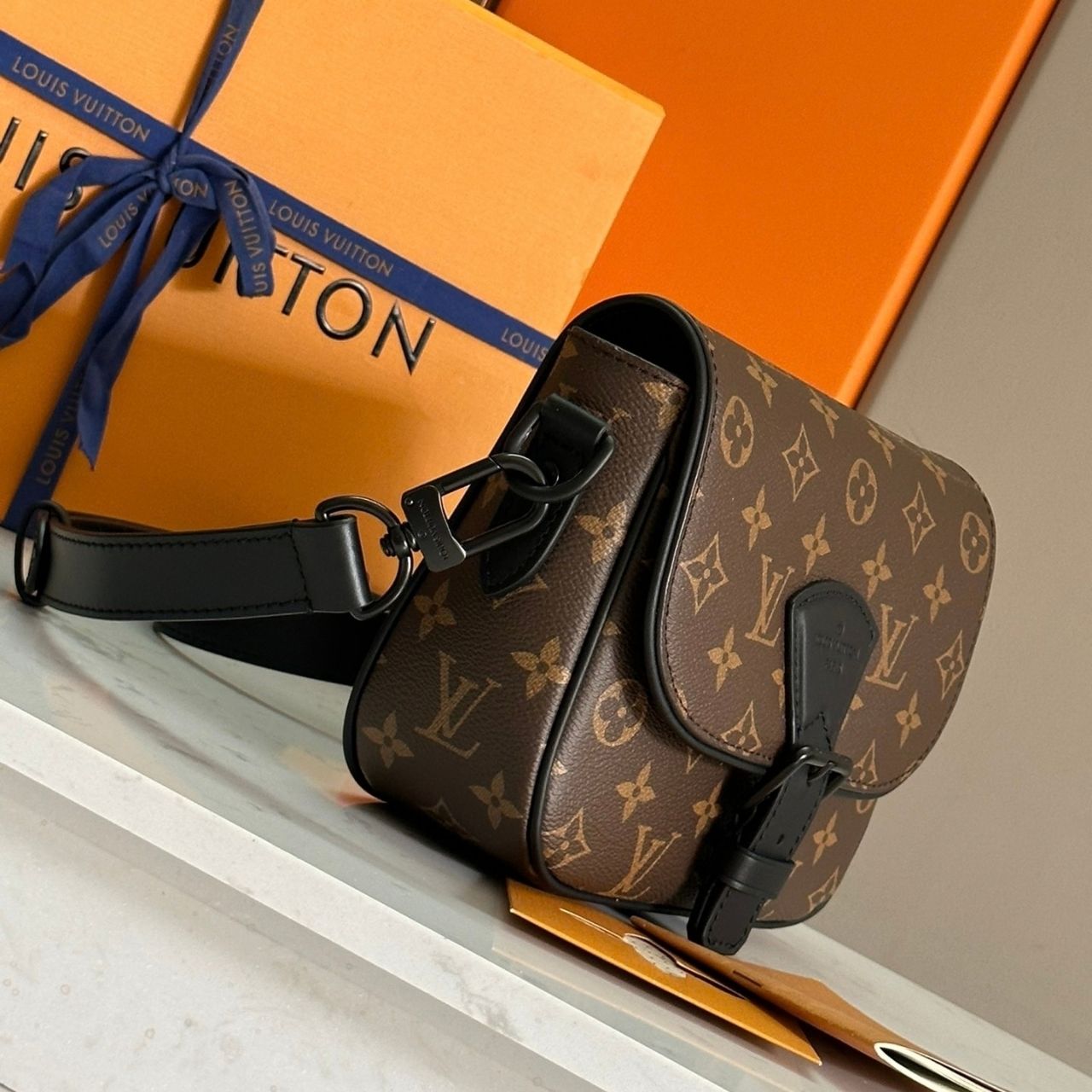 Louis Vuitton Montsouris Messenger PM Monogram Macassar 20cm M47060 - Image 4