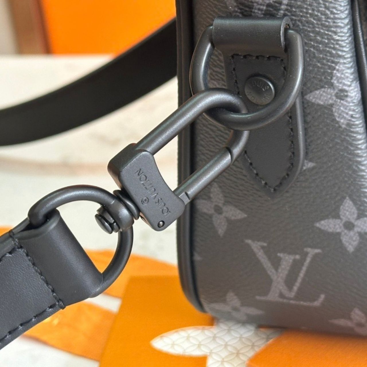 Louis Vuitton Montsouris Messenger PM Monogram Eclipse 20cm M12519 - Image 8
