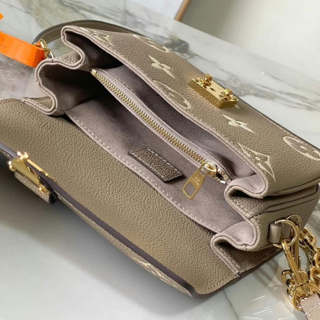 Prestige Edition – Louis Vuitton Pochette Metis East West Bag Gray Cream 21Cm M23081 - Image 5
