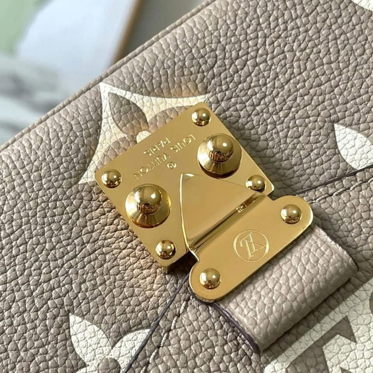Prestige Edition – Louis Vuitton Pochette Metis East West Bag Gray Cream 21Cm M23081 - Image 6