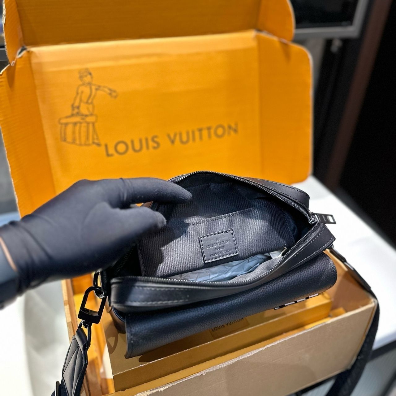 Louis Vuitton Fastline Messenger Black 27cm - Image 8