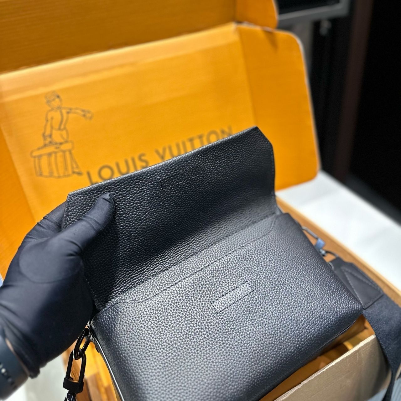 Louis Vuitton Fastline Messenger Black 27cm - Image 7
