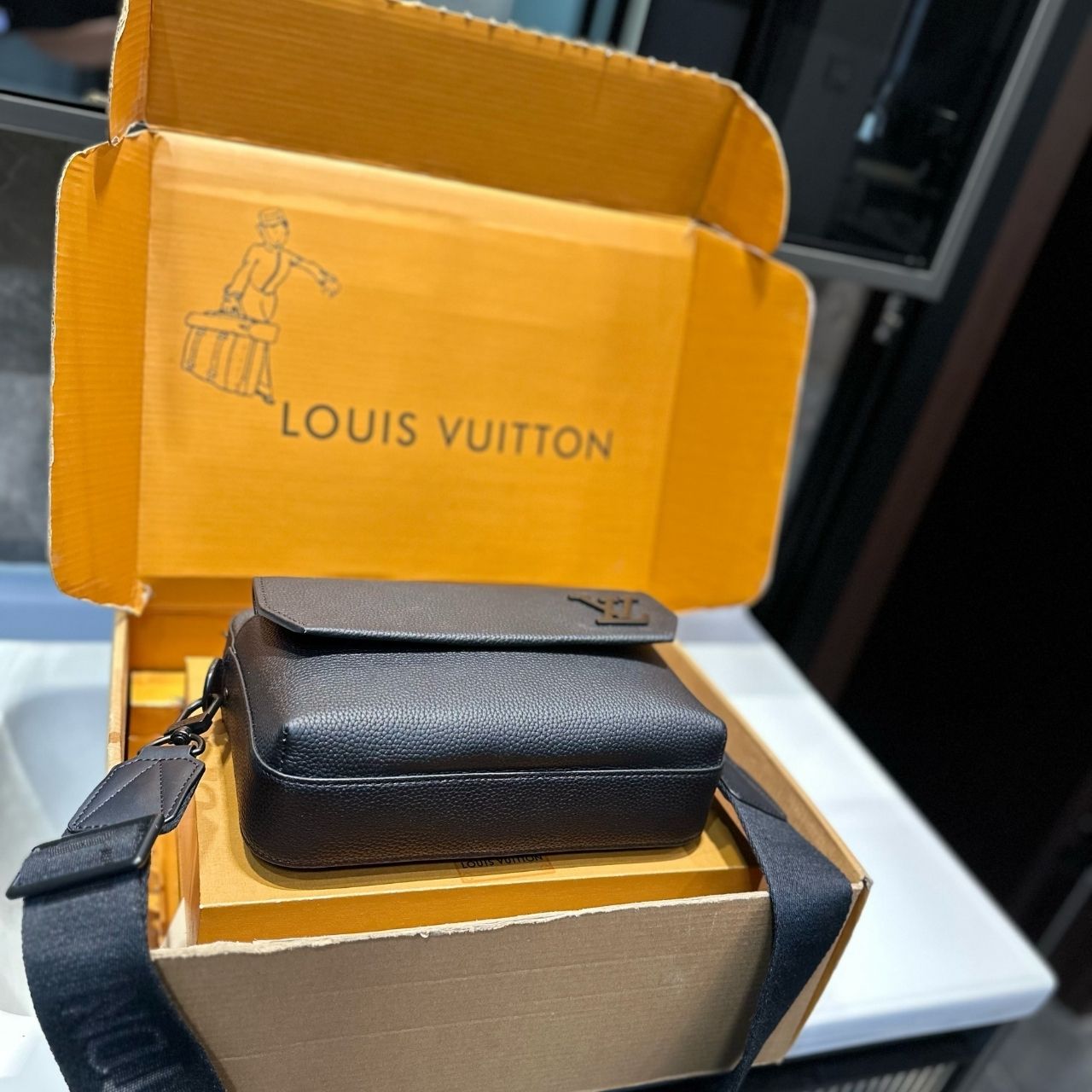 Louis Vuitton Fastline Messenger Black 27cm - Image 5