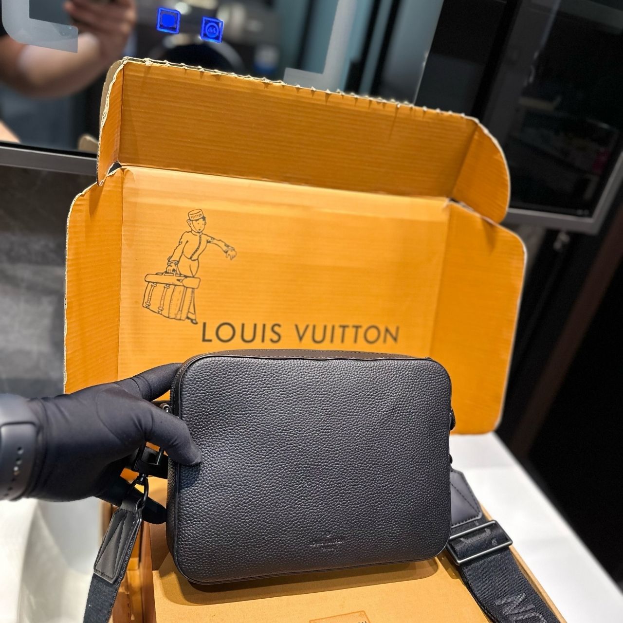 Louis Vuitton Fastline Messenger Black 27cm - Image 4
