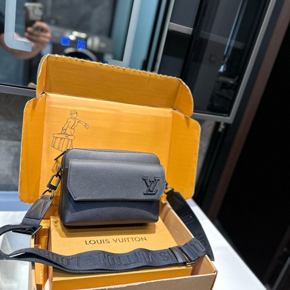 Alternative view of Louis Vuitton Fastline Messenger Black 27cm