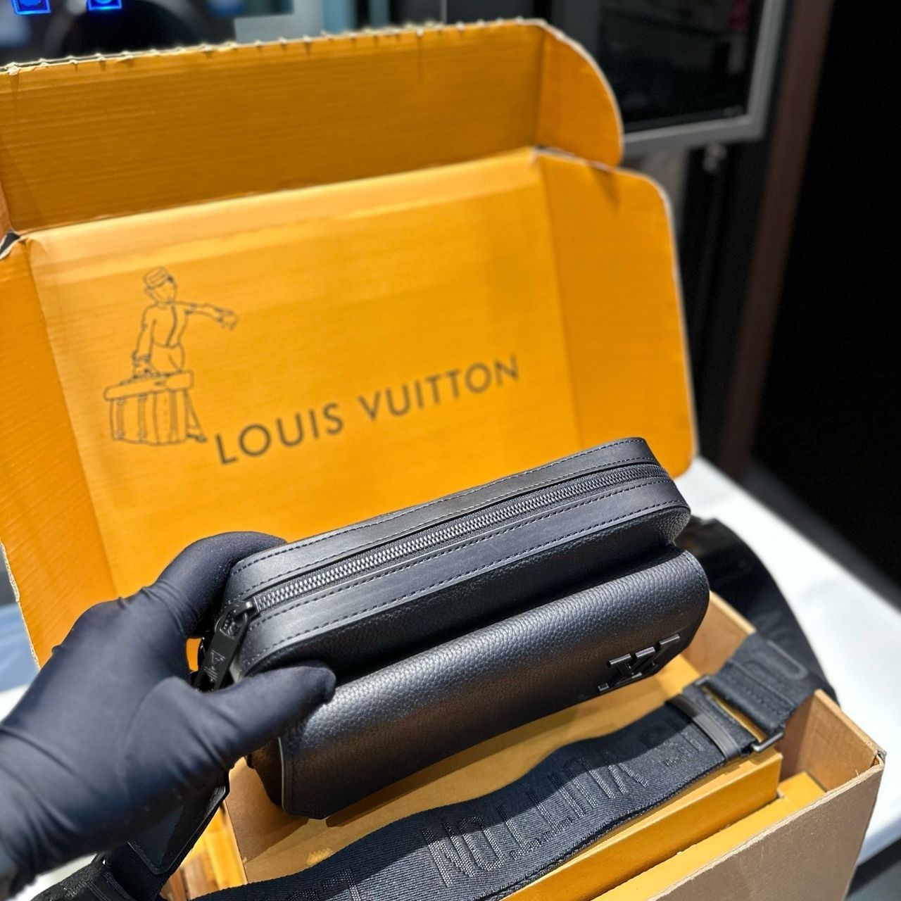 Louis Vuitton Fastline Messenger Black 27cm - Image 6