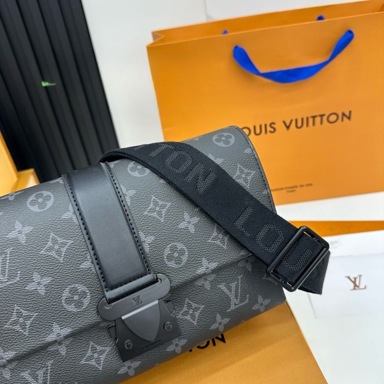 Louis Vuitton S-Cape Messenger Monogram Eclipse 25cm M46794 - Image 8